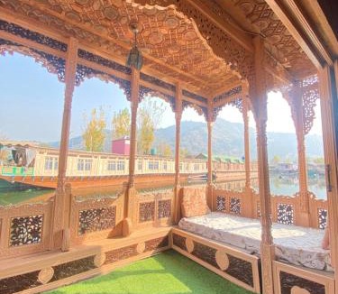 Dal Lake Hotel | Houseboat New heidi