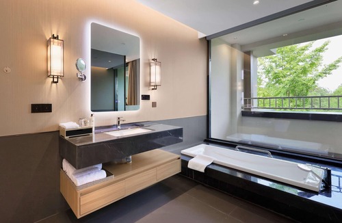 Jingyang District Hotel | Howard Johnson Hot Springs Plaza Yinghuashan