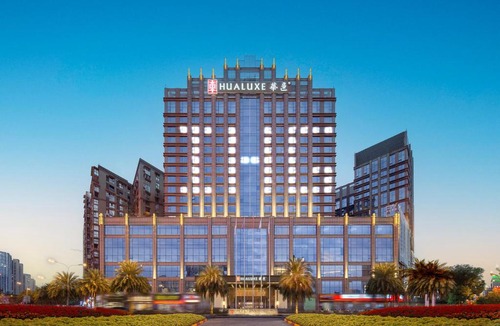 Shizhong District Hotel | Hualuxe Leshan, an IHG Hotel