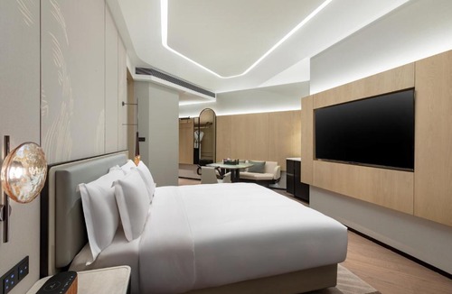 Shiqi District Hotel | HUALUXE Zhongshan City Center