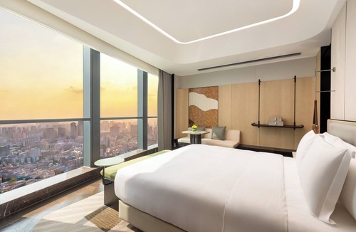 Shiqi District Hotel | HUALUXE Zhongshan City Center