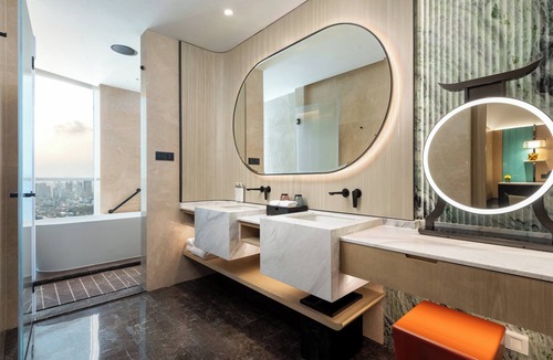 Shiqi District Hotel | HUALUXE Zhongshan City Center