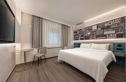 Middle Chaoyang Hotel | Ibis Beijing Sanlitun Hujialou Subway Station