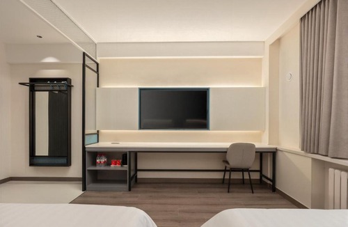 Middle Chaoyang Hotel | Ibis Beijing Sanlitun Hujialou Subway Station