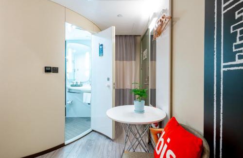 Long Hua Hotel | Ibis Haikou East Railway Station Wuyue Plaza