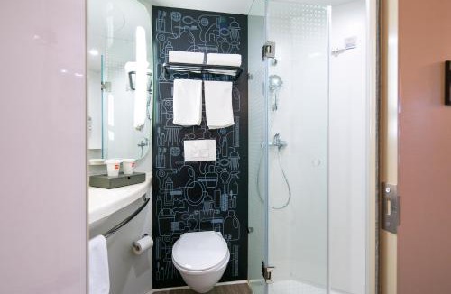 Long Hua Hotel | Ibis Haikou East Railway Station Wuyue Plaza