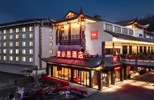 Wulingyuan Hotel | IBIS Hotel-100 Meters to East Entrance of ZJJ National Forest Park-English Front Desk Service-8Hour Extended Breakfast-GYM-Live Music