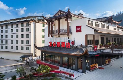 Wulingyuan Hotel | IBIS Hotel-100 Meters to East Entrance of ZJJ National Forest Park-English Front Desk Service-8Hour Extended Breakfast-GYM-Live Music