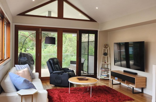 Willoughby House | Idyllic 4bedroom home in Willoughby. Direct access to park & playground.