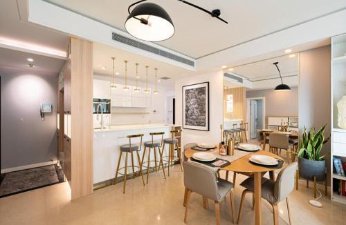 Lujiazui Apartment | iHome-Lujiazui Riverside, Bund Riverview, Skyscrapers Citywalk, Deluxe Shanghai Living, As Pictured
