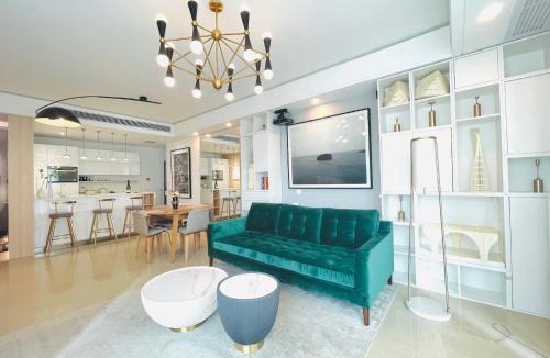 Lujiazui Apartment | iHome-Lujiazui Riverside, Bund Riverview, Skyscrapers Citywalk, Deluxe Shanghai Living, As Pictured