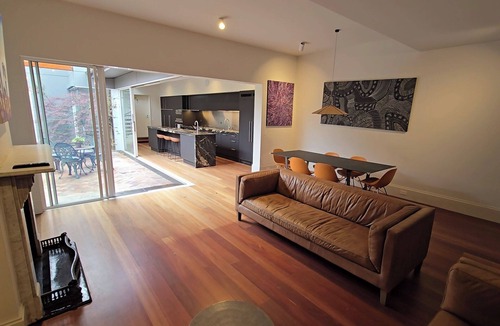 Zetland House | Immaculate home sleeps 10, garaging for 2 cars close to Sydney's CBD & transport