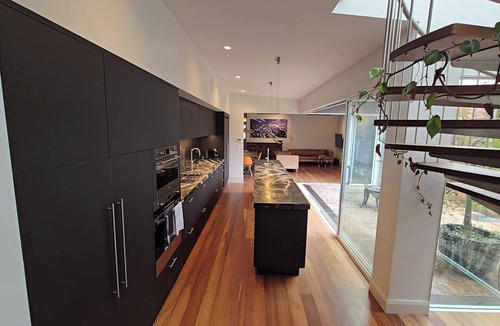 Zetland House | Immaculate home sleeps 10, garaging for 2 cars close to Sydney's CBD & transport