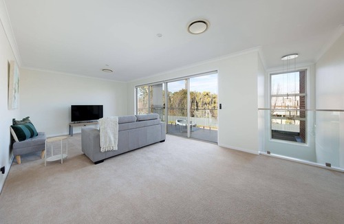 Albury House | Immaculate & Impressive Irvington Villa - Stunning four bedroom home in central Albury