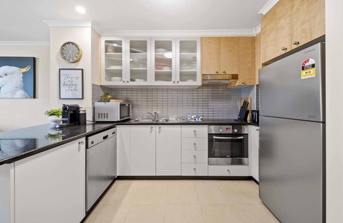 Braddon Apartment | Inner-City 2-Bed with Parking, Pool, Gym & BBQ