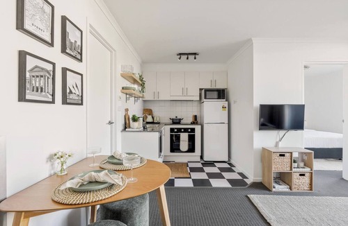 Chippendale Apartment | Inner-City Apartment with Pool, Gym & Sauna