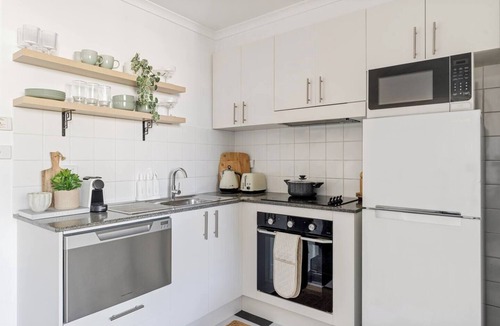 Chippendale Apartment | Inner-City Apartment with Pool, Gym & Sauna