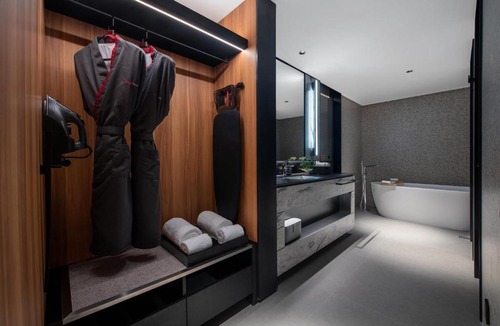 Zhifu Hotel | Intercity Hotel Yantai Binhai Square