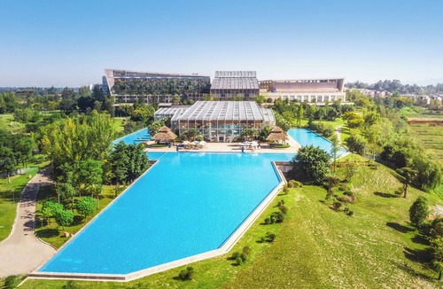 Renshou County Hotel | InterContinental Heilong Lake by IHG