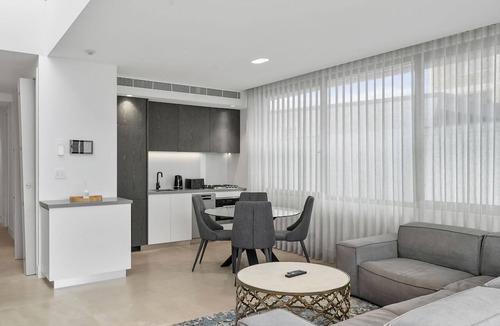 Coogee Apartment | Inviting 2BR Unit w/Parking near Coogee Beach