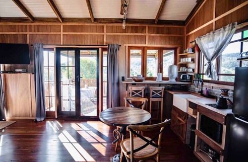 Moreton Bay Region Cottage | Ironbark Luxury Cottage & Highland Cows