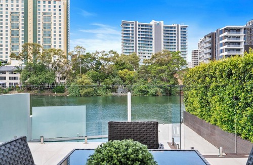 Surfers Paradise House | Island Dreams – Luxury Villa Living in the Heart of Surfers Paradise