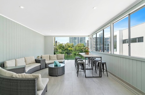 Surfers Paradise House | Island Dreams – Luxury Villa Living in the Heart of Surfers Paradise