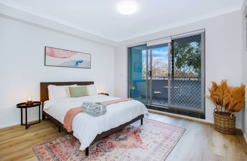 Redfern Apartment | Jacks Unique Central Lodging w Pool, Gym & Parking