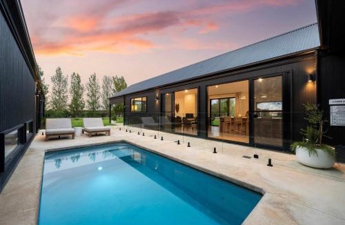 Bombira House | Jarli Barn - Refined Wine Country Retreat with Pool