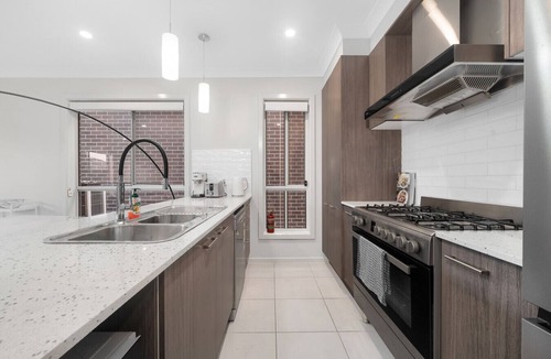 Bardia House | JC House - 4 Br, AC & Wi-Fi Close Coles & Train