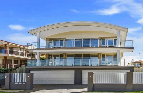 Ettalong Beach Apartment | JEWEL - WATERFRONT LUXURY - UNLIMITED WIFI