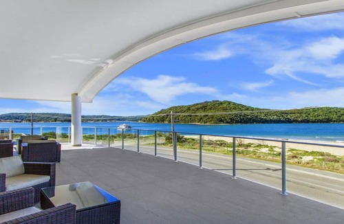 Ettalong Beach Apartment | JEWEL - WATERFRONT LUXURY - UNLIMITED WIFI