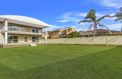 Ettalong Beach Apartment | JEWEL - WATERFRONT LUXURY - UNLIMITED WIFI