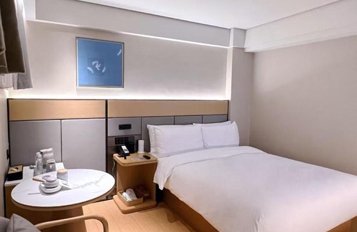 Hong Kou Hotel | JI Hotel Shanghai Hailun Road Subway Station