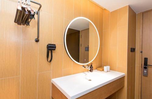 Hongqiao Hotel | JI Hotel Shanghai Longbai New Village Subway Station