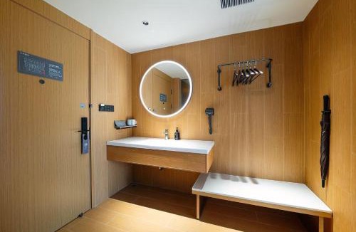 Shengsheng Hotel | JI Hotel Zhongshan North Station Poly Plaza
