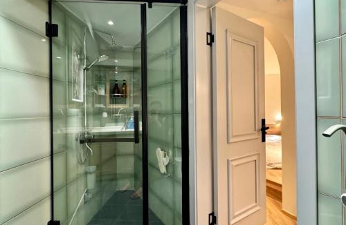 Jeifangbei Central Business District Apartment | Jiefangbei Near Hongyadon Tatami Bed for 3
