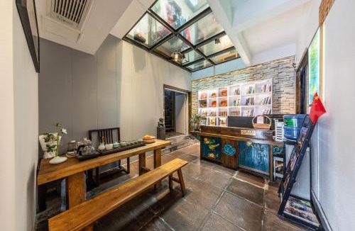 Fenghuang House | Jiuqi Tongnian High-end River View B&B
