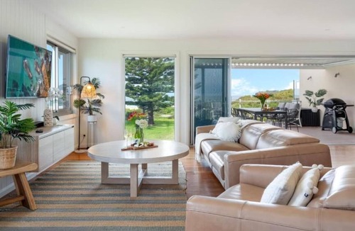 Kiama Downs House | Jones Waterfront Beach Escape - Ideal for families and groups with direct beach access