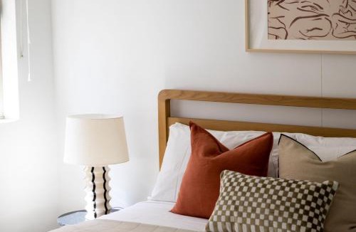 Alexandria Apartment | Kahlo Alexandria - Stylish 2 bdrm Walk to Train