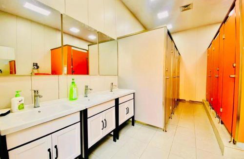 Yining Hotel | Kailash International Youth Hostel (Six-Star Street Branch)