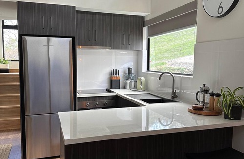Flaxman Valley Cabin | Kaiser - Self contained tiny house with king bed
