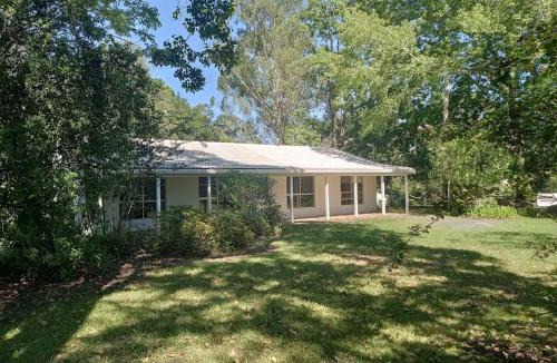 Valery House | King Bed on Mid North Coast 8 mins A1