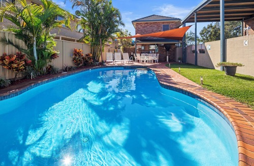 Coffs Harbour Hotel | King-Size Comfort Deluxe Room with A/C & Ensuite welcoming Coffs Harbour