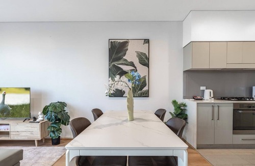 Haymarket Apartment | KozyGuru | China Town | Stylish City-View Retreat