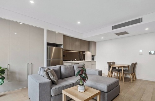 Roseville Apartment | KozyGuru | Roseville | Modern Leafy Retreat