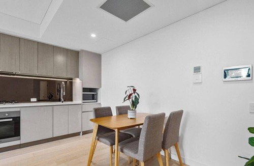 Roseville Apartment | KozyGuru | Roseville | Modern Leafy Retreat