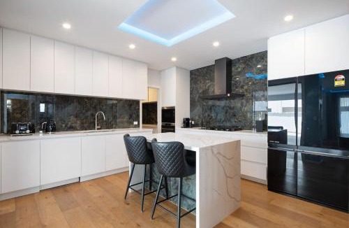 Labrador House | Labrador Living - Spacious Haven near Lagoon & Cafés