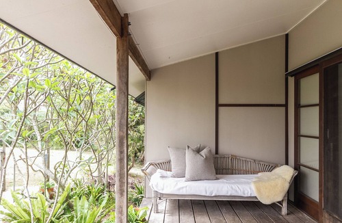 Wooloweyah House | Lake front home bordering Yuraygir Coastal Walk and Angourie Surfing Reserve