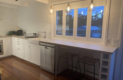 Coomba Park House | Lakeside Boathouse - Stylish 2 bedroom 2 bathroom Lakeside Cottage sleeps 6